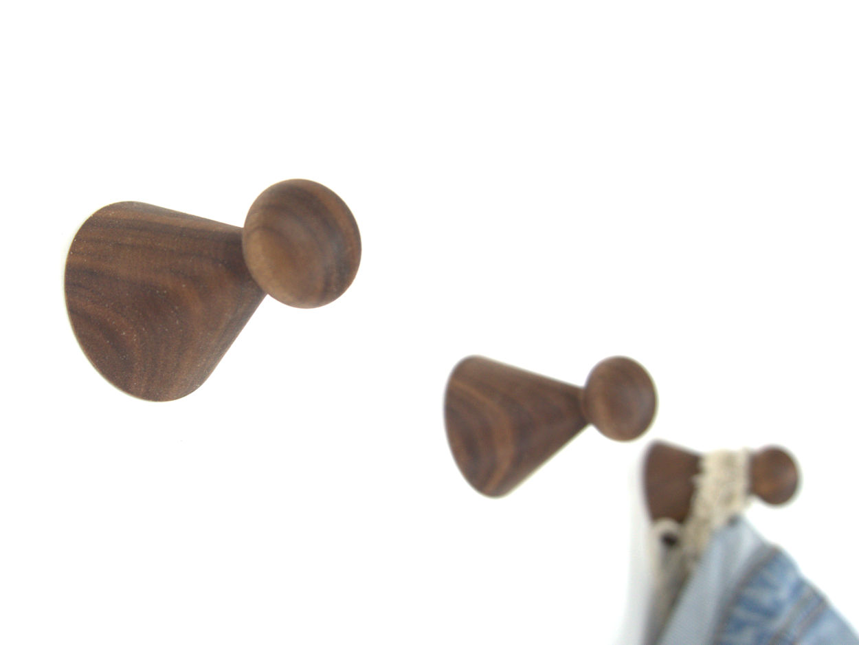 SNOOP ronde kapstokhaak in notenhout