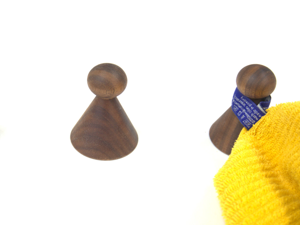 SNOOP ronde kapstokhaak in notenhout