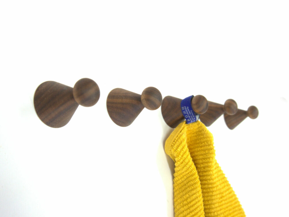 SNOOP ronde kapstokhaak in notenhout