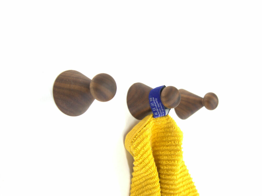 SNOOP ronde kapstokhaak in notenhout