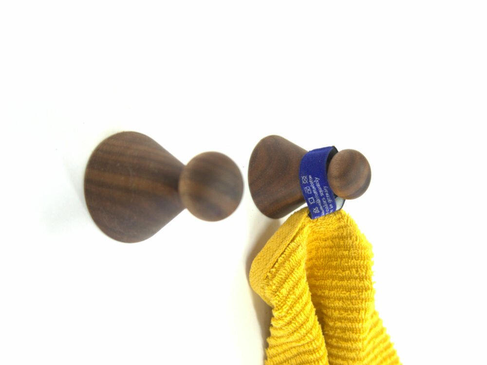 SNOOP ronde kapstokhaak in notenhout